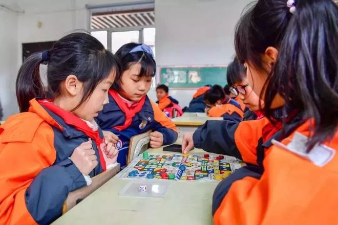 閔行公辦小學(xué)免費(fèi)課后服務(wù)延至18時(shí)，瞧瞧娃們?cè)趯W(xué)校過(guò)得咋樣